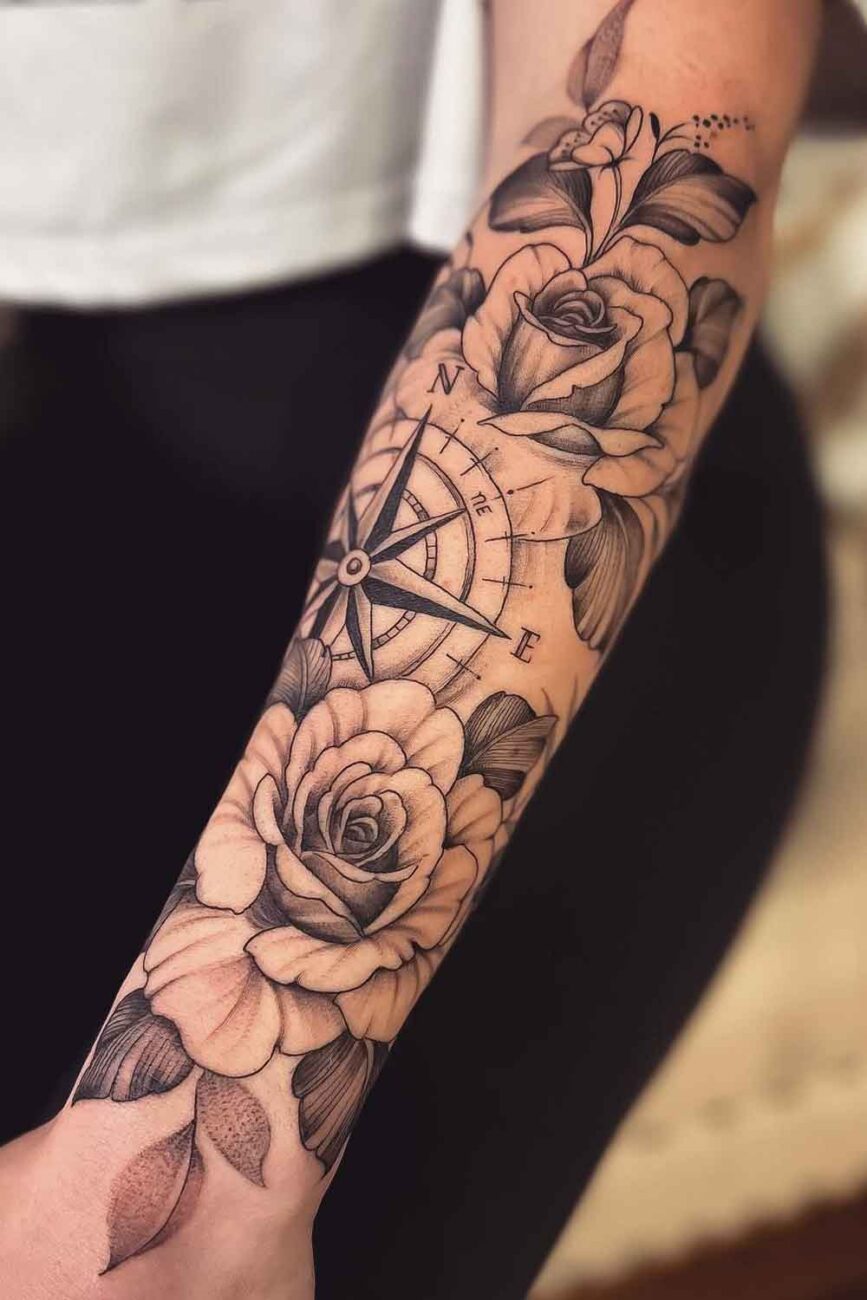 tatuagem-feminina-com-flores-no-braco