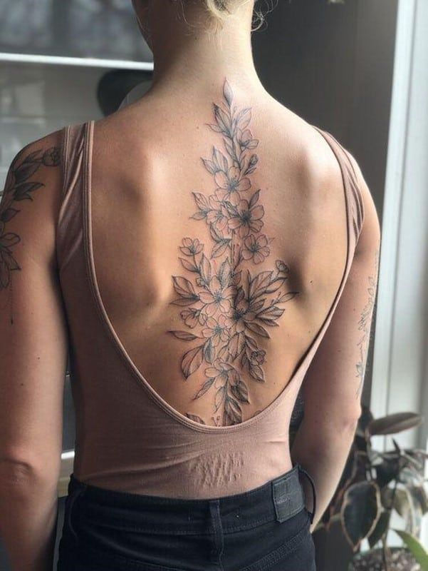 tatuagem feminina nas costas