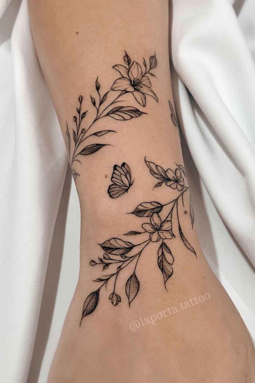 tatuagem-feminina-com-flores-no-braco