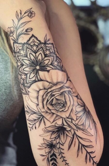 tatuagem-feminina-braco-fechado-flores