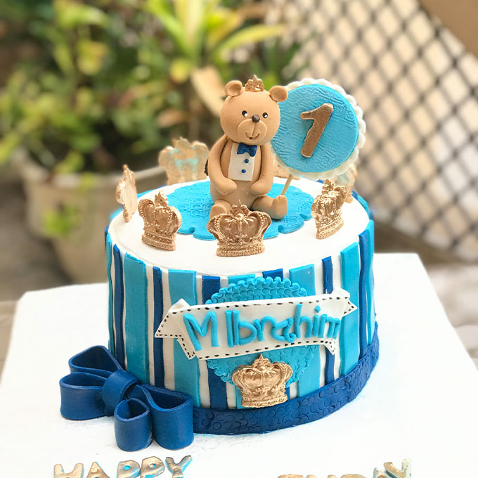 Teddy bear decorated cake