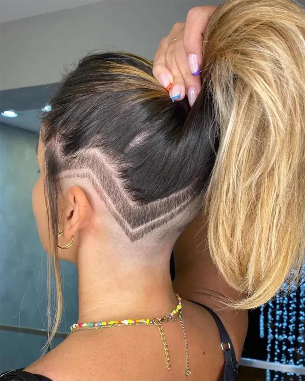 Cabelo Feminino Raspado De Um Lado