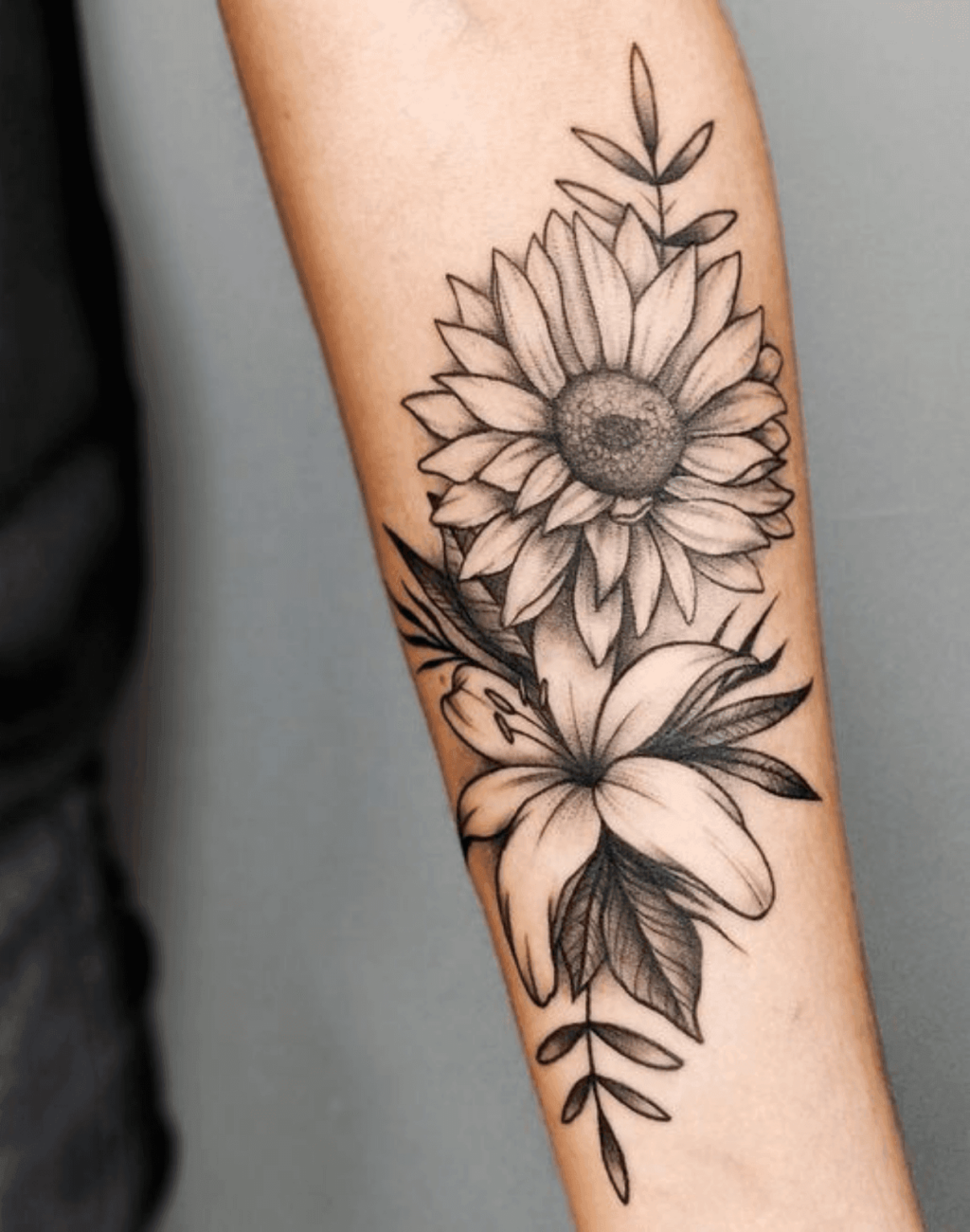 Tatuagem Feminina Braco Fechado com Flores