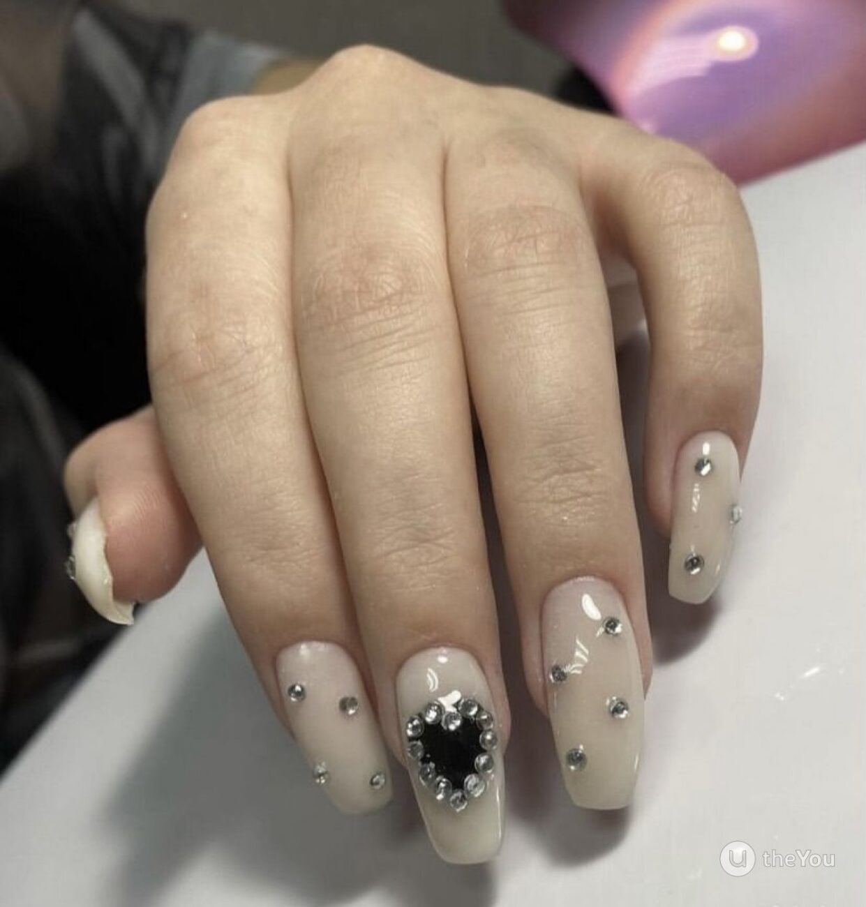 unhas-decoradas-bege-e-preto