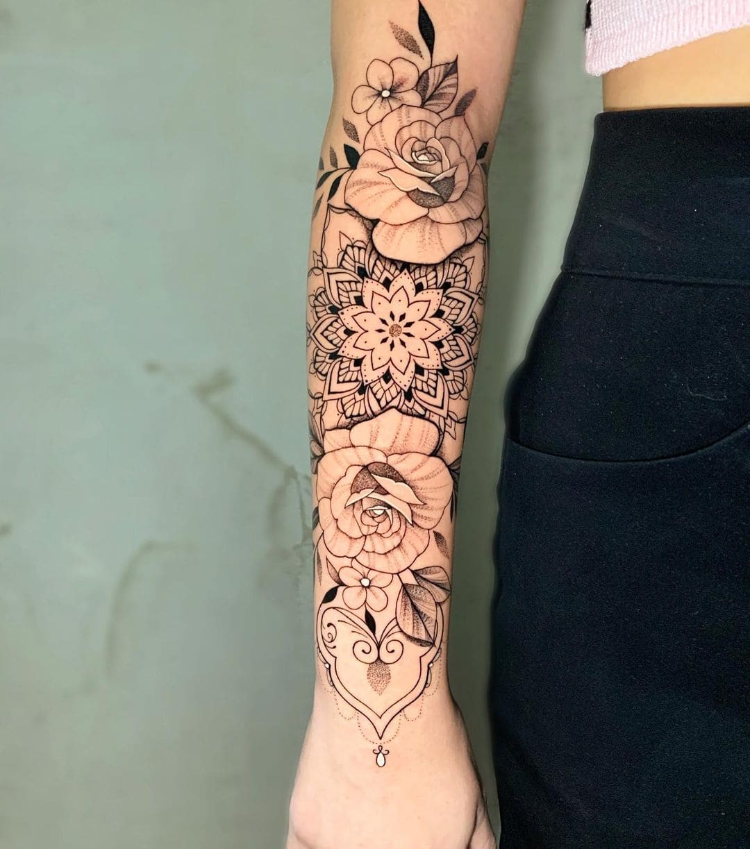 tatuagem-feminina-com-flores-no-braco