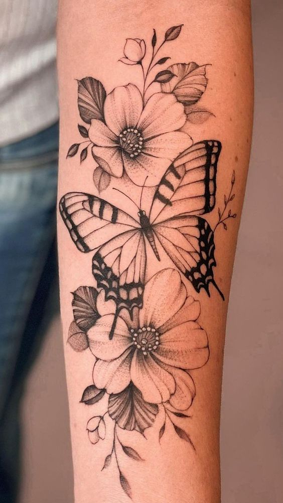 Tatuagem de Borboleta no Braço Com Flores