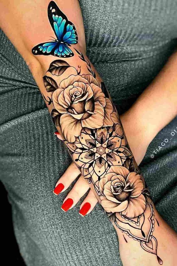 Tatuagem de Borboleta no Braço Com Flores