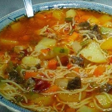 sopa-de-macarrao-com-batata-e-cenoura