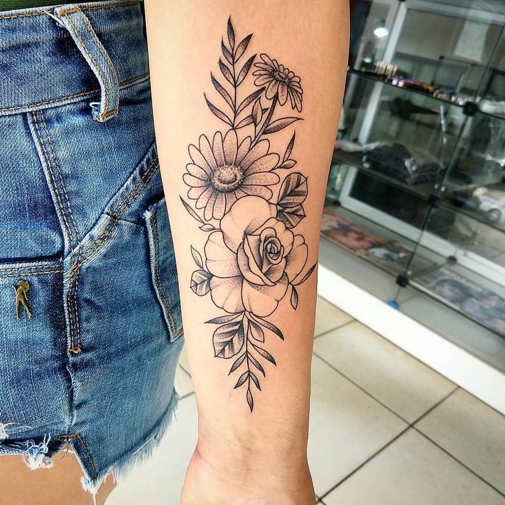 Tatuagem Feminina Braco Fechado com Flores