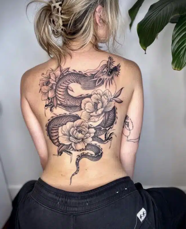 tatuagem feminina nas costas