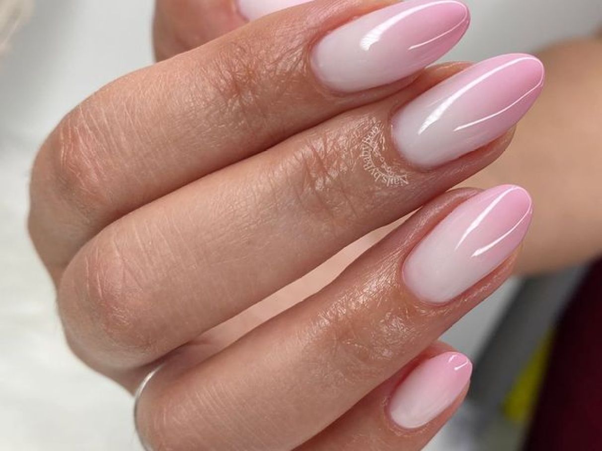 unhas-degrade-rosa-e-branco