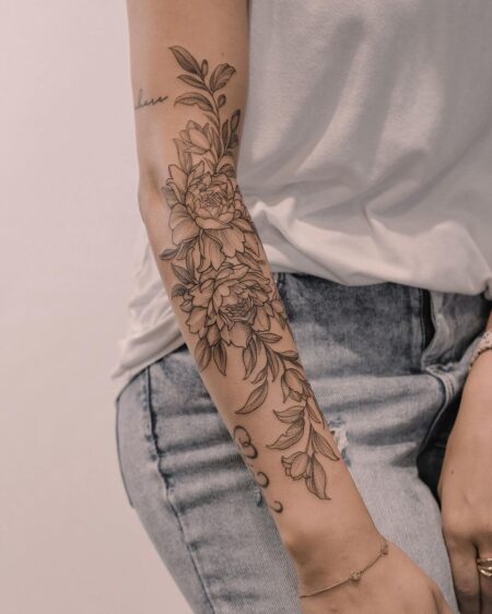 tatuagem-feminina-braco-fechado-flores