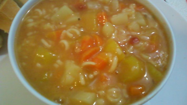 sopa-de-macarrao-com-batata-e-cenoura