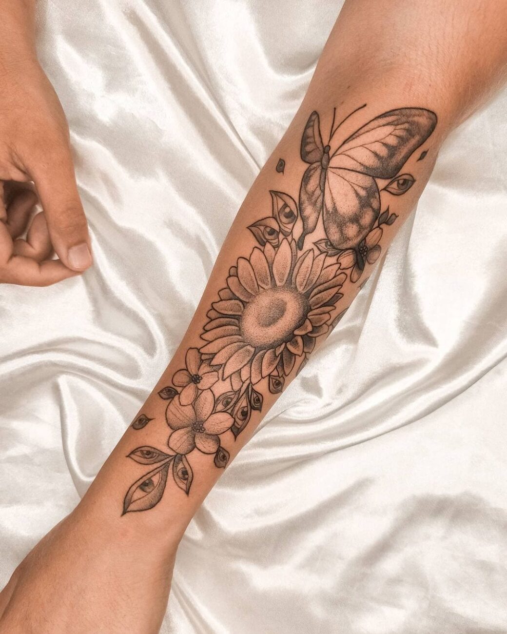 Tatuagem de Borboleta no Braço Com Flores