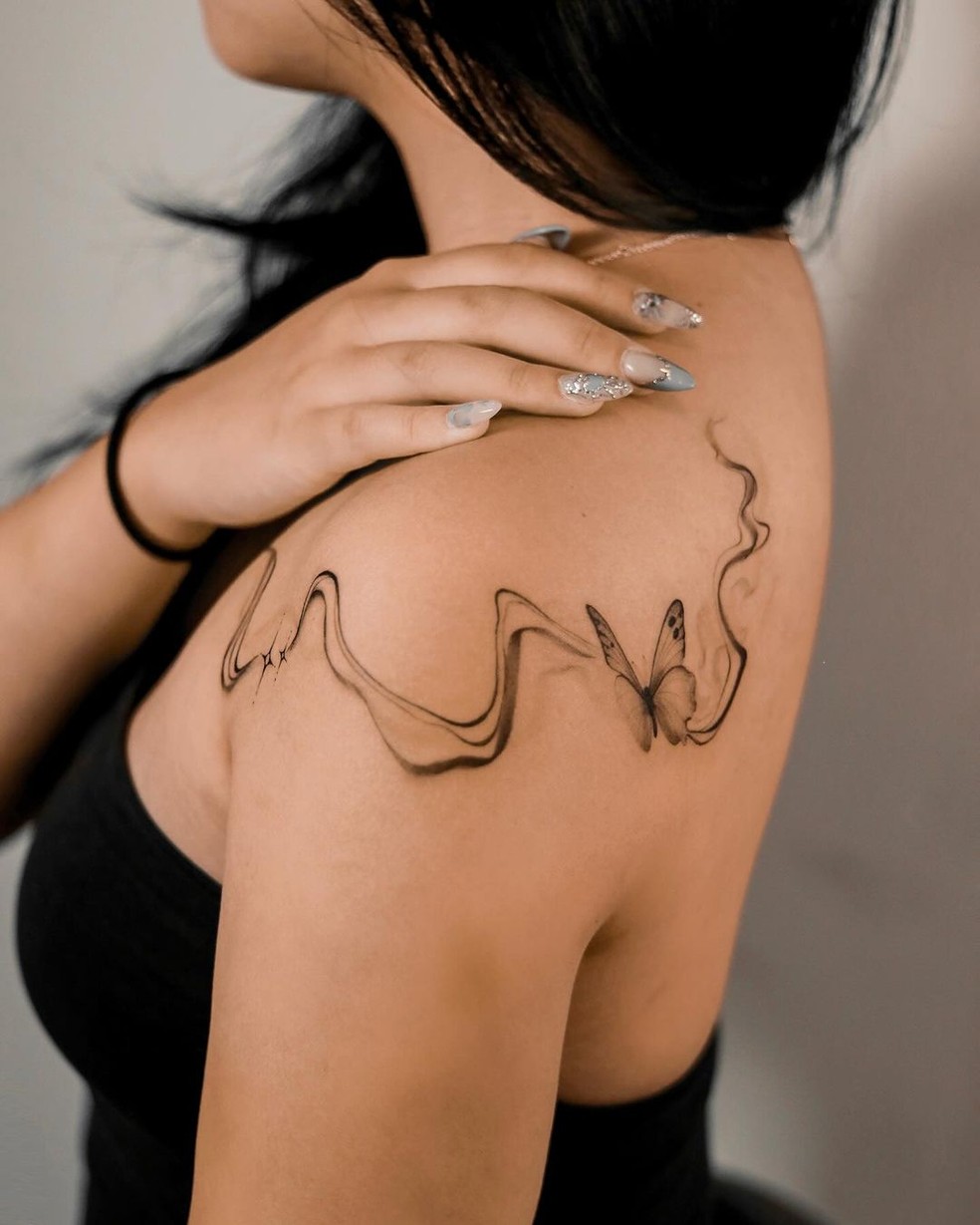 tatuagem feminina no ombro