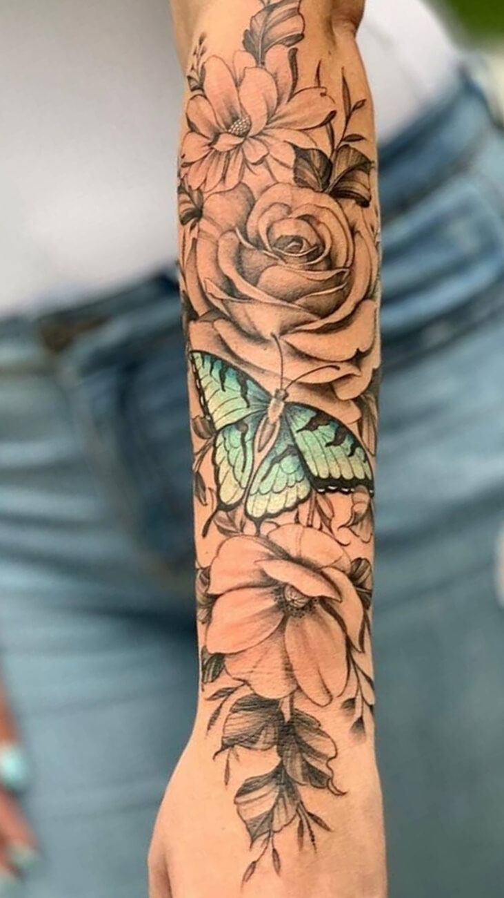 Tatuagem de Borboleta no Braço Com Flores