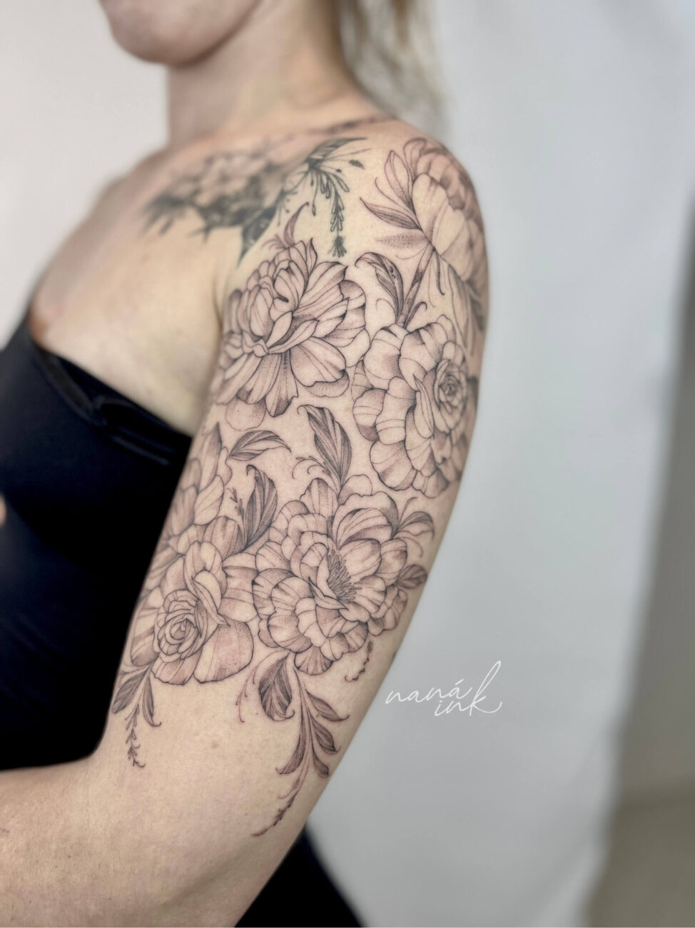 tatuagem feminina no ombro