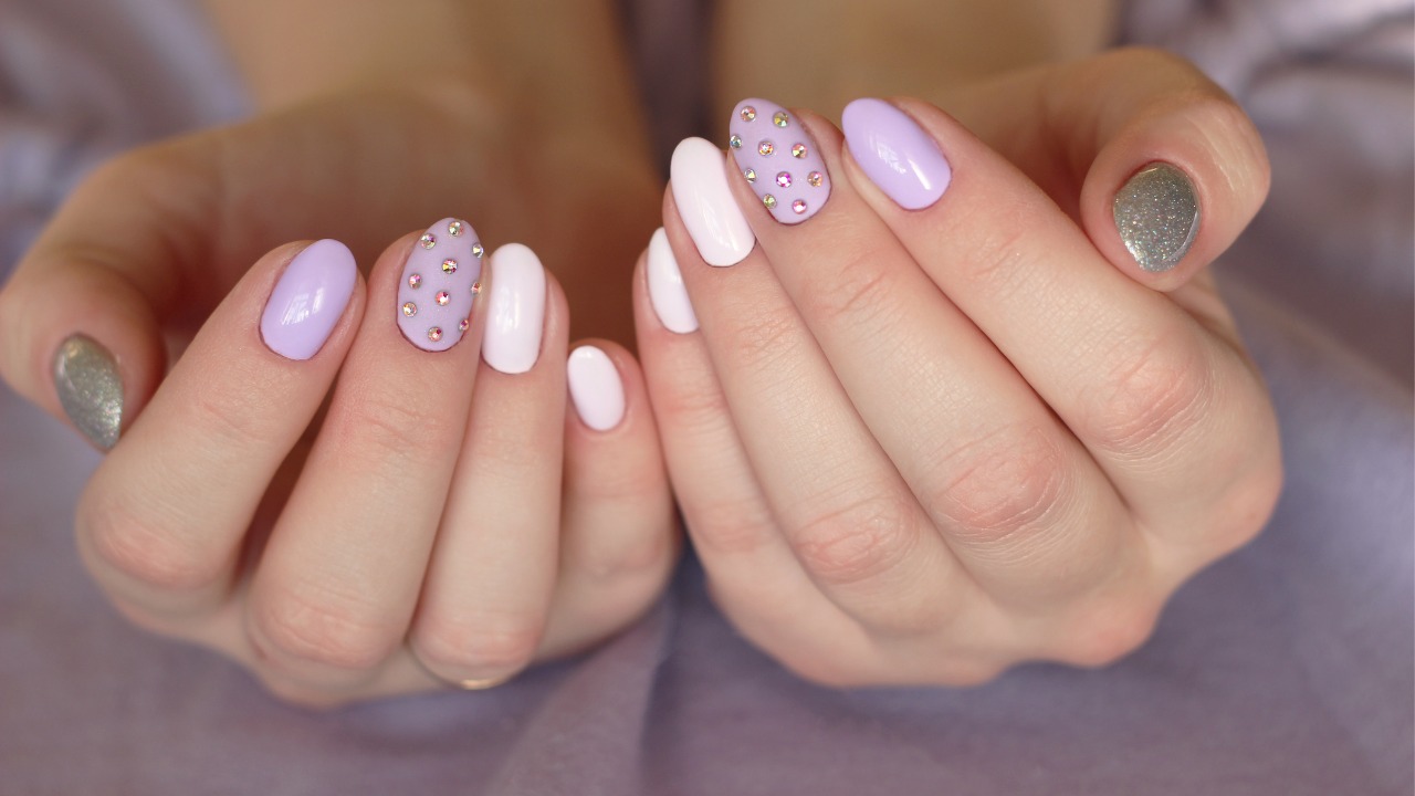 unhas-decoradas-lilas-e-branco