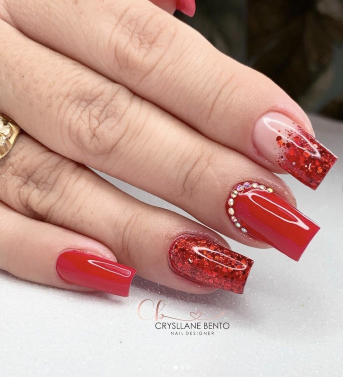 unhas-vermelhas-com-glitter