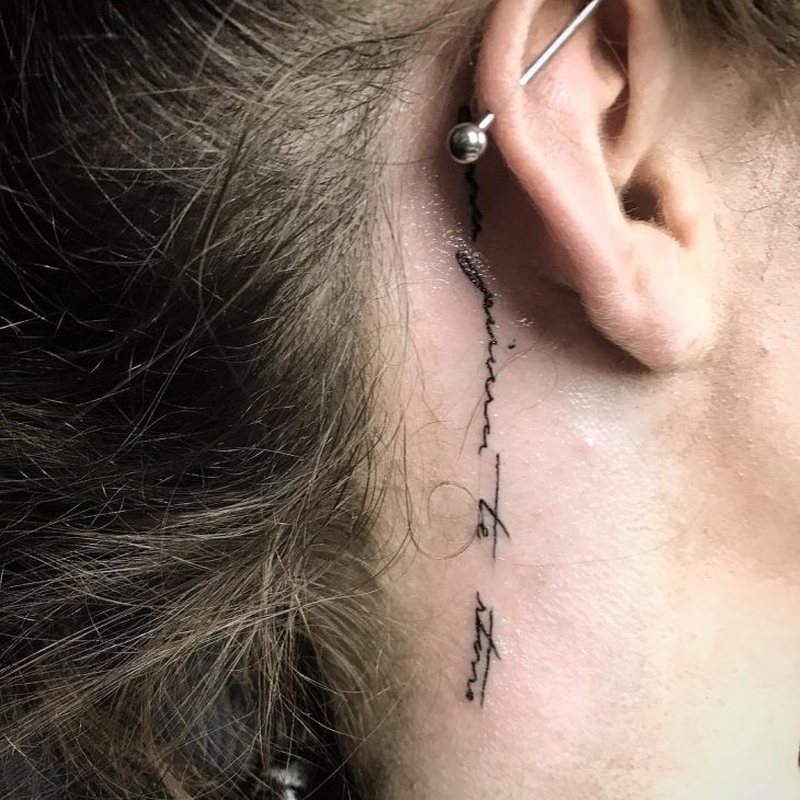 tatuagem feminina atrás da orelha