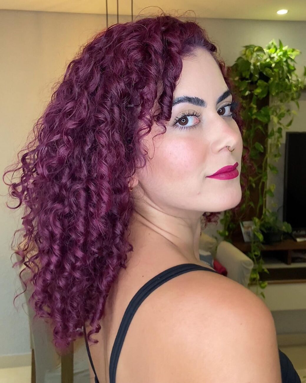 cabelo-cacheado-marsala-escuro