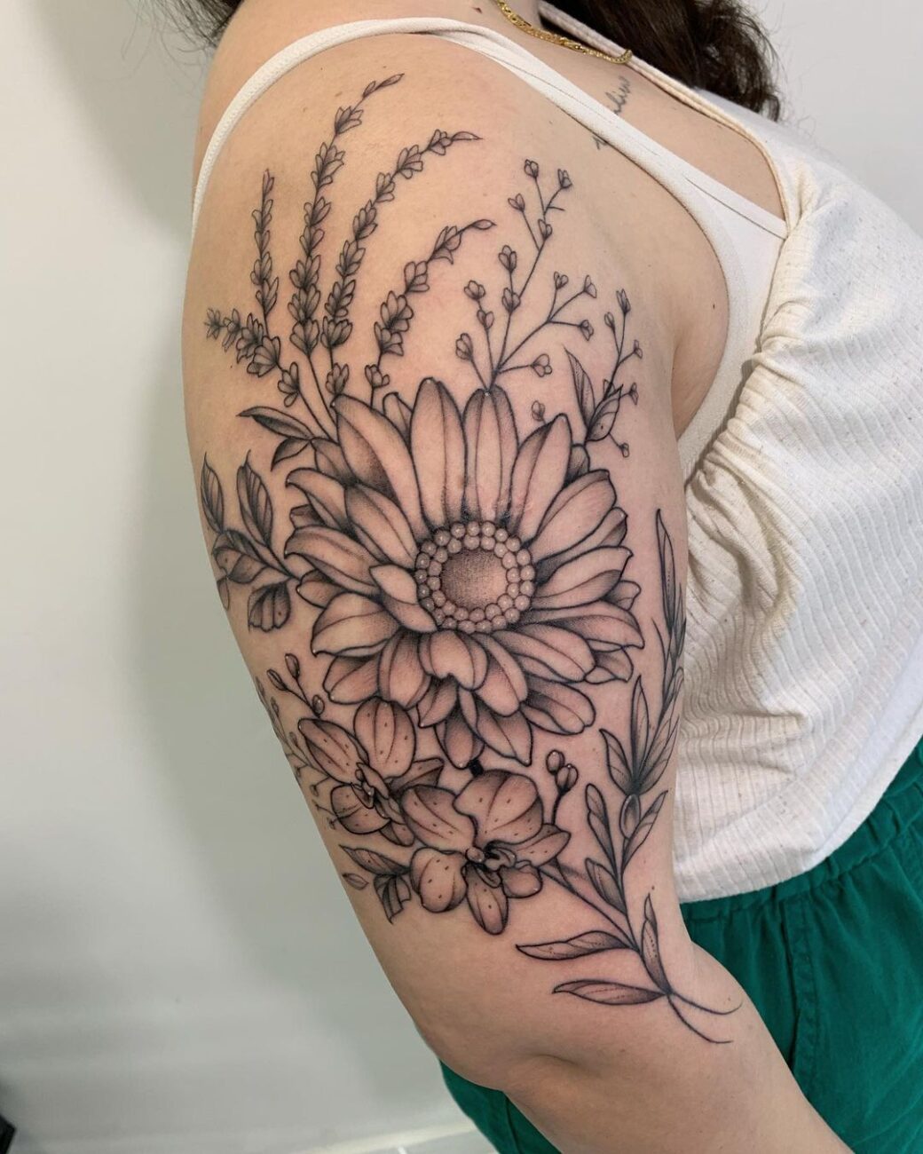 tatuagem-feminina-com-flores-no-braco