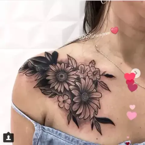 tatuagem feminina no ombro