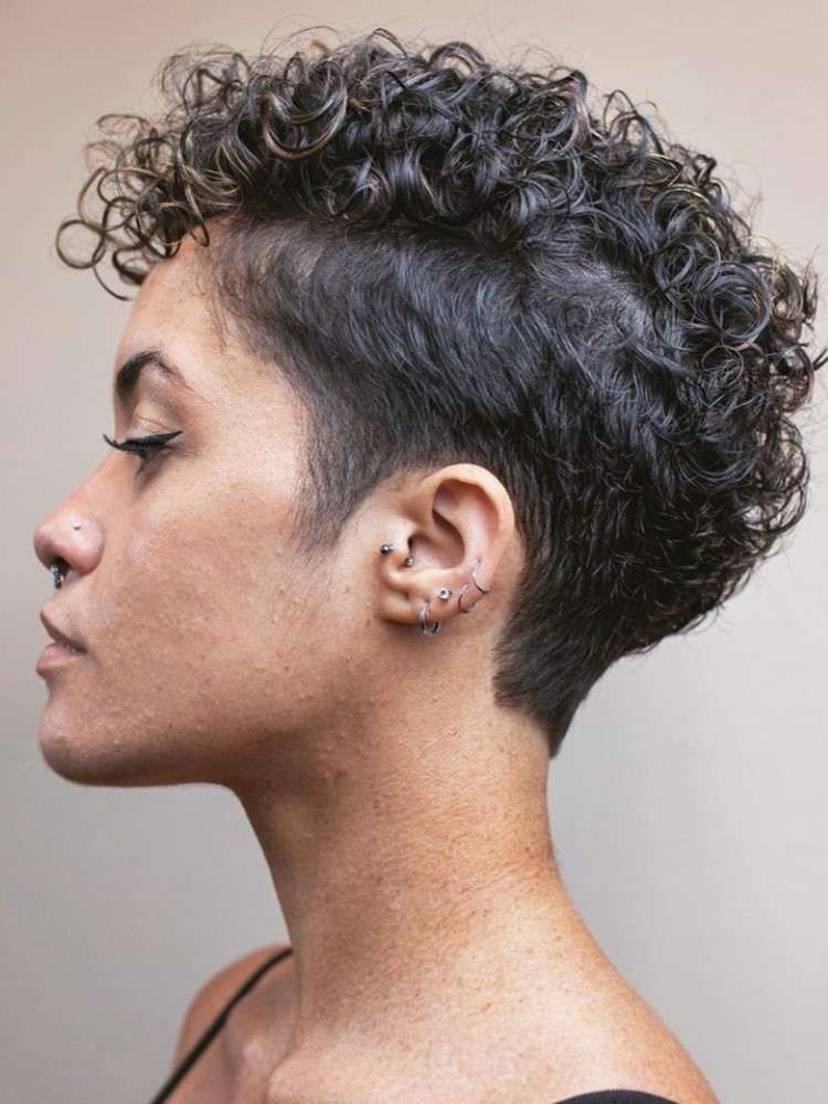 Cabelo Feminino Raspado De Um Lado