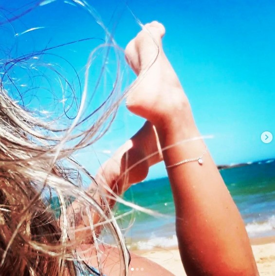 Pose Feminina para Foto na Praia