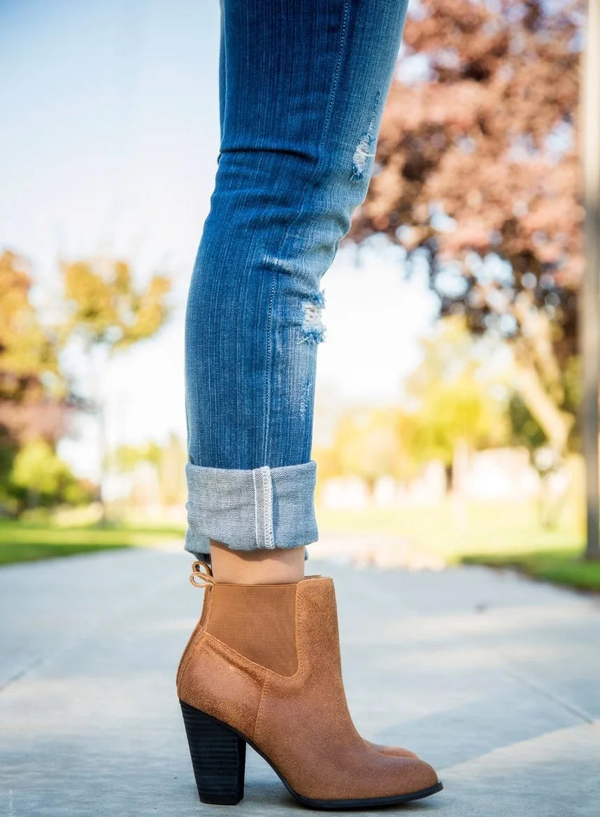 look-com-bota-vermelha