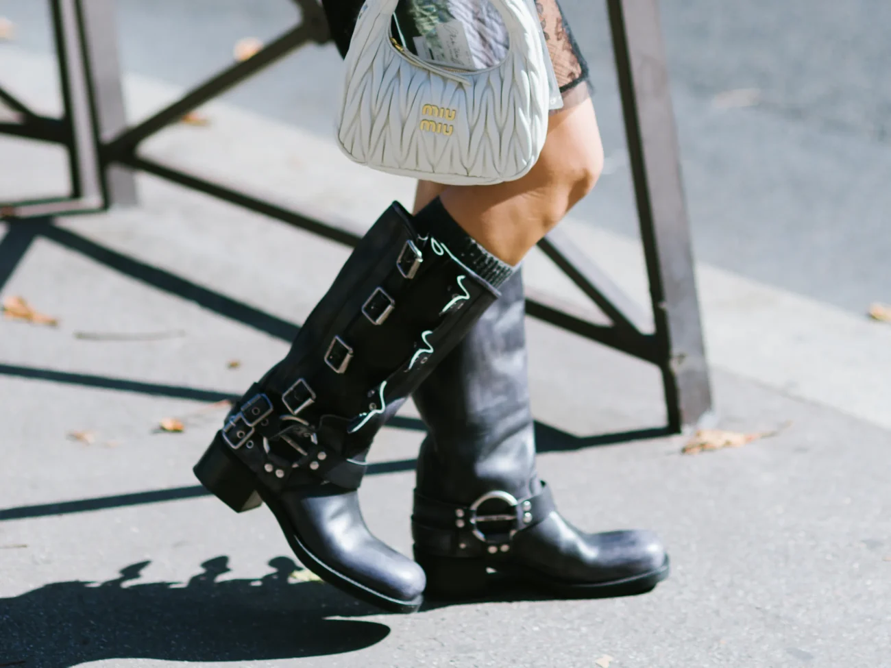 Biker Boots: 5 inspirações de como usar a tendência no dia a dia | Like Magazine