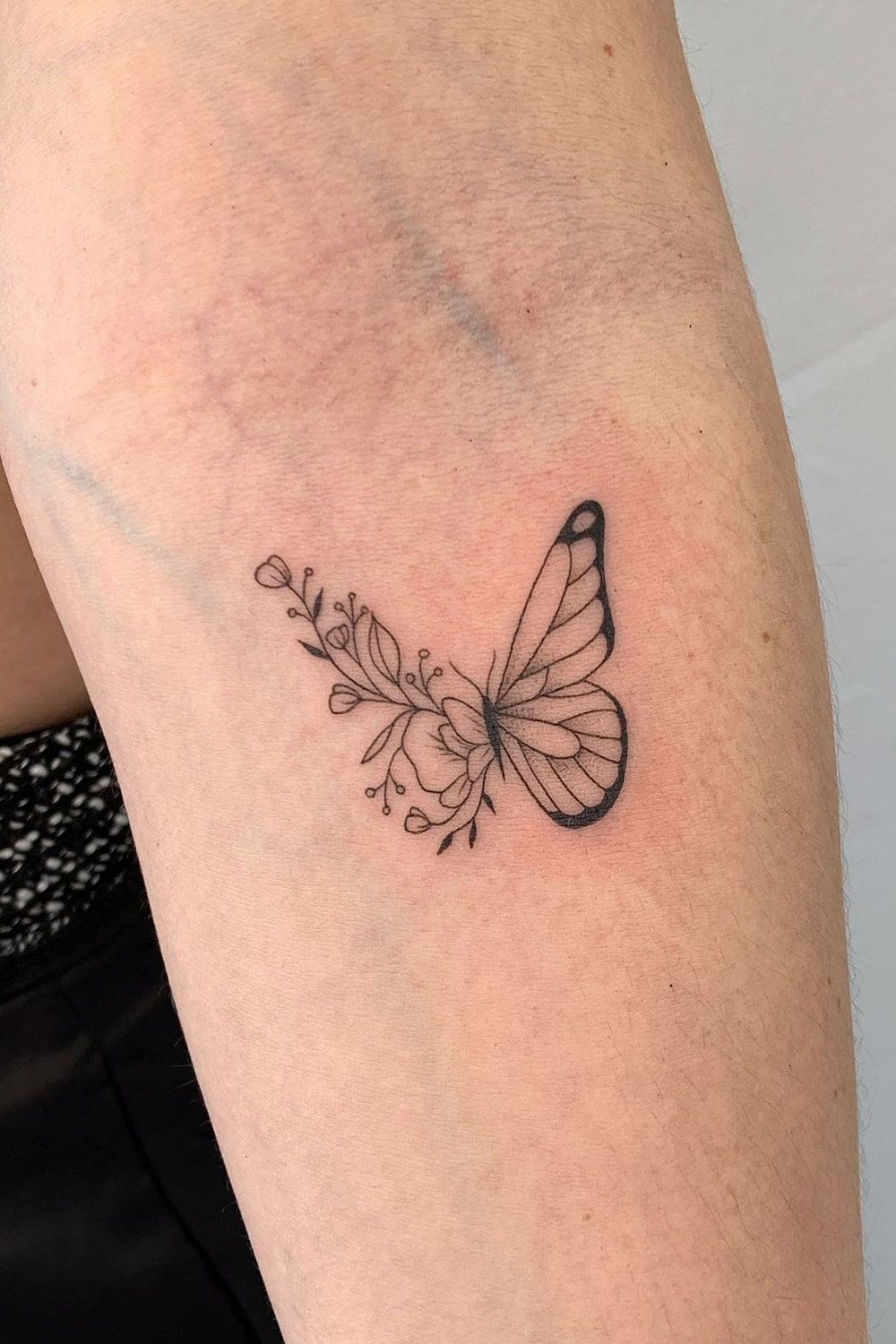 Tatuagem de Borboleta no Braço Delicada