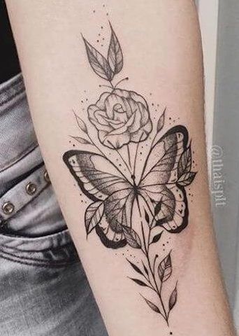 Tatuagem de Borboleta no Braço Com Flores