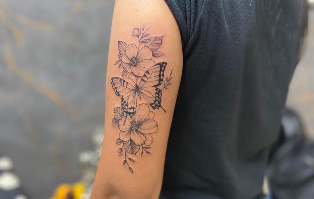 Tatuagem de Borboleta no Braço Com Flores