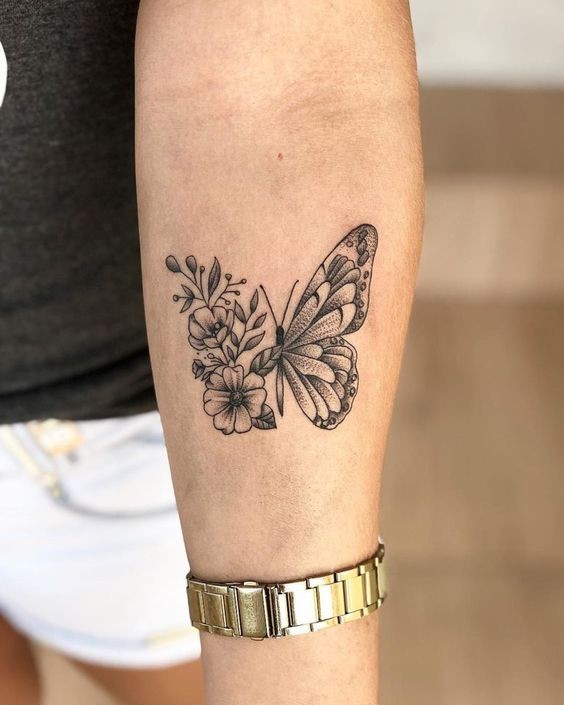 Tatuagem de Borboleta no Braço Com Flores