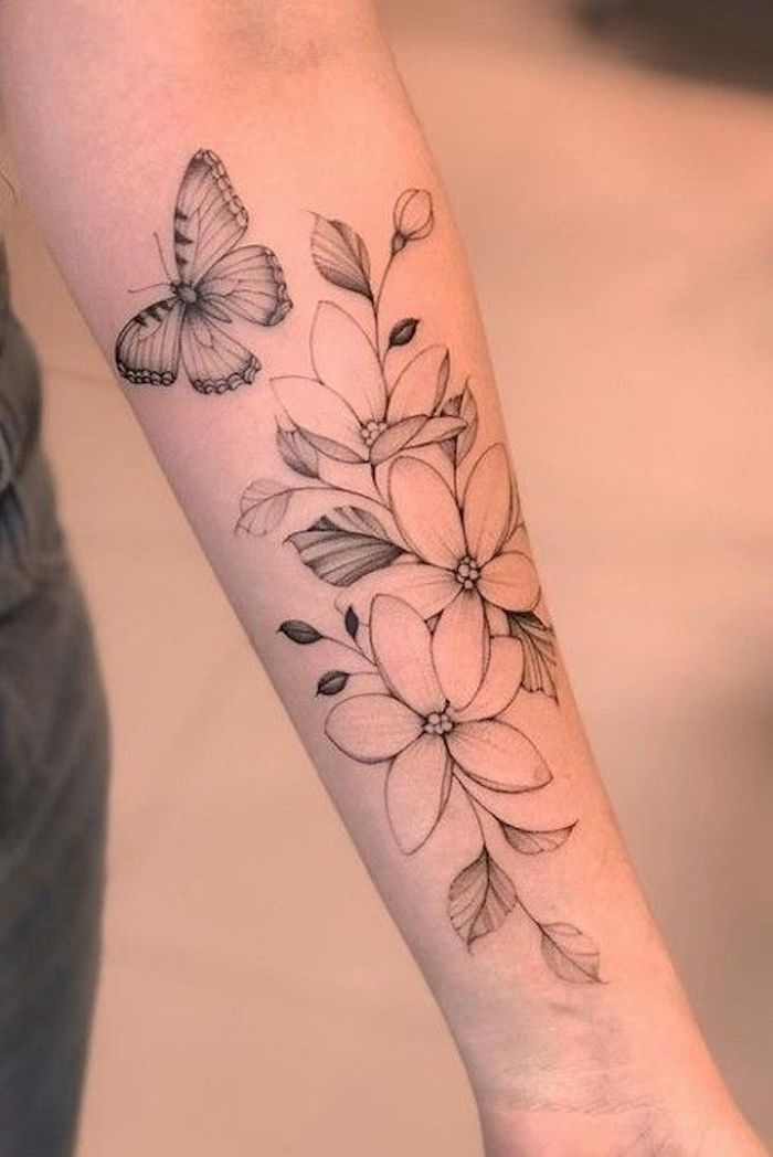 Tatuagem de Borboleta no Braço Com Flores