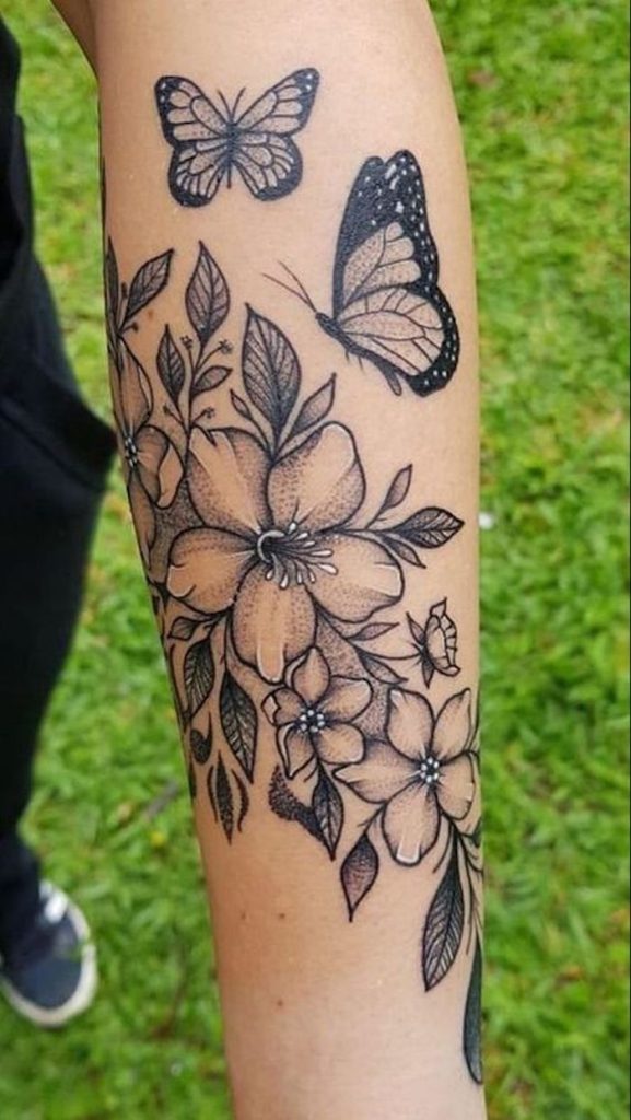 Tatuagem de Borboleta no Braço Com Flores