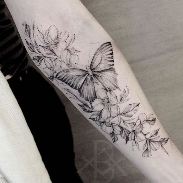 Tatuagem de Borboleta no Braço Com Flores