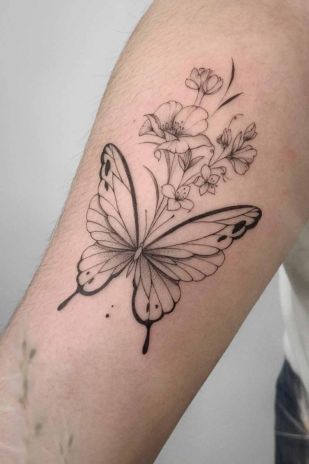 Tatuagem de Borboleta no Braço Com Flores