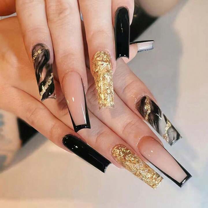 unha em gel preta com dourado