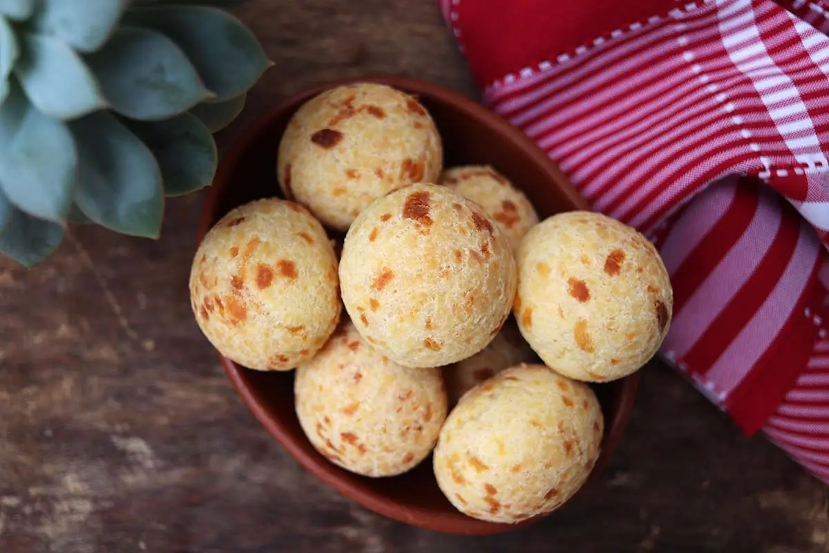 pao-de-queijo-facil-e-delicioso