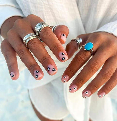 Daisy Decorated Nails