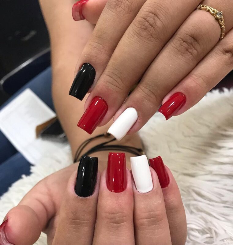 unha decorada vermelho e preto