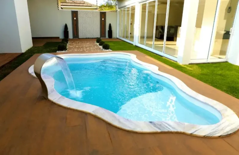 decoracao com piscina de fibra