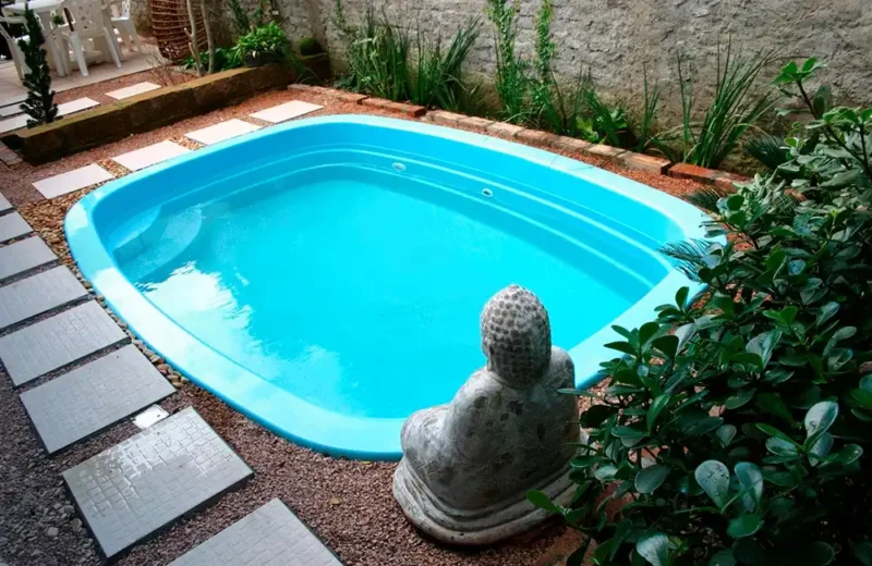 patio com piscina de fibra