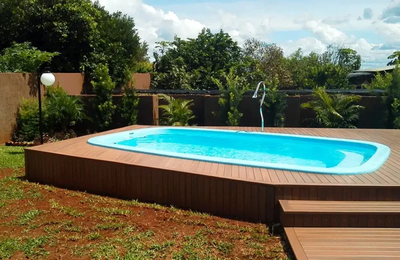 patio com piscina de fibra