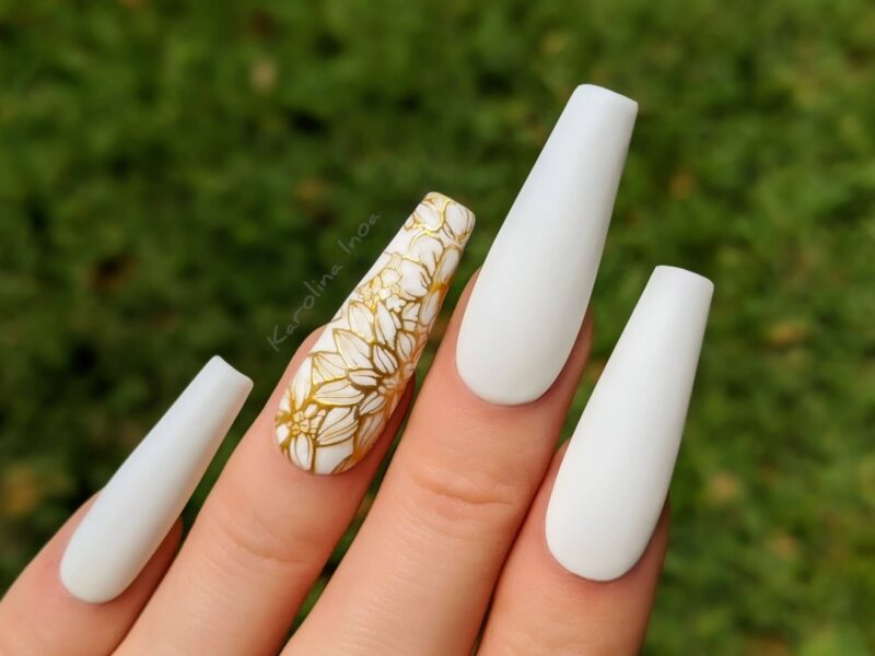 Decorated Nail White With Gold