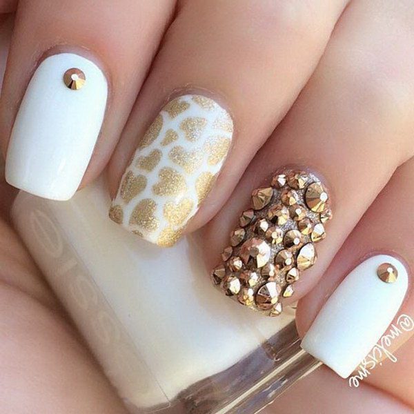 Decorated Nail White With Gold