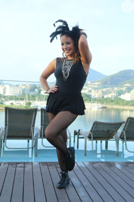 look-com-meia-arrastao-feminino