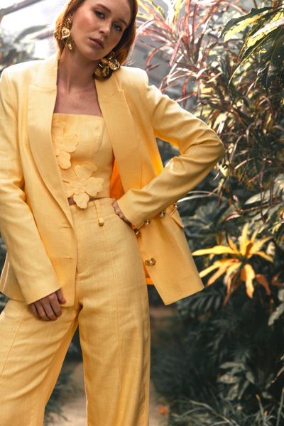 look-com-blazer-amarelo-feminino